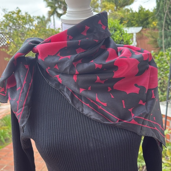 Elegant Black and Red Scarf - Picture 2 of 8
